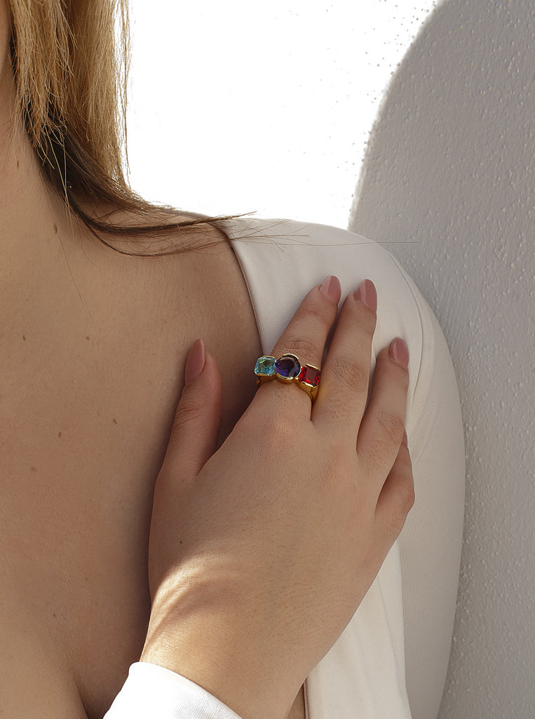 Anillo de plata bañado en oro con piedras turquesa violeta y fucsia