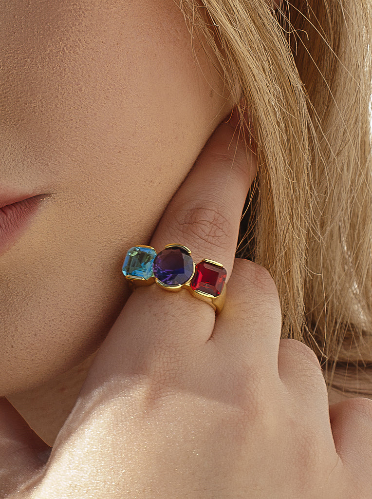 Anillo de plata bañado en oro con piedras turquesa violeta y fucsia