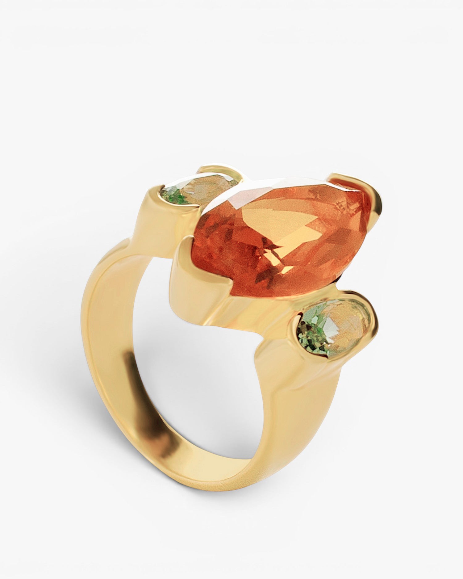 Anillo de plata bañado en oro con piedra naranja ámbar y detalles verdes