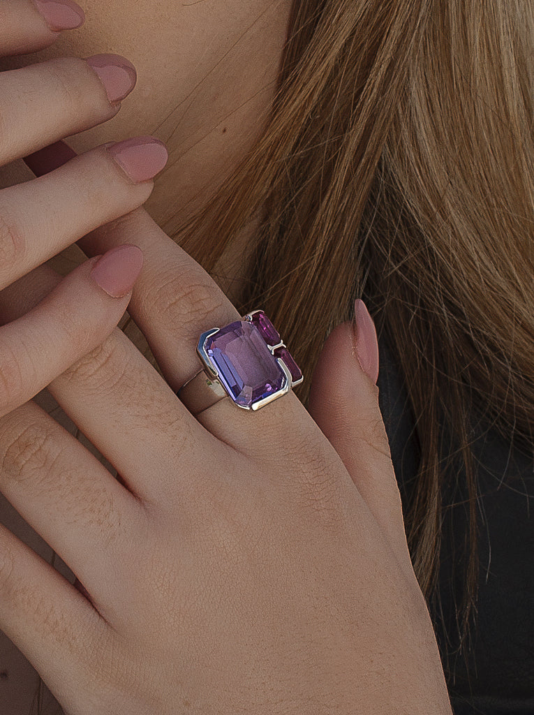 Anillo de plata con piedras lila y fucsia