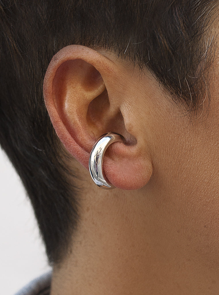Pendiente ear cuff de plata diseño minimalista medida grande