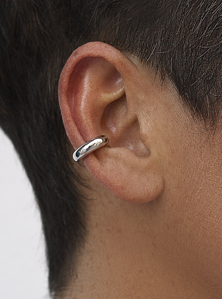 Pendiente ear cuff de plata diseño minimalista medida pequeña