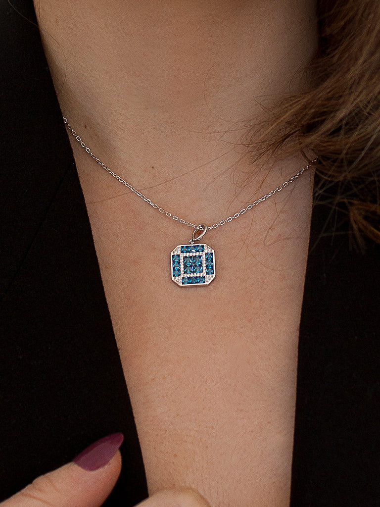 Colgante de plata con piedras azules geométricas y circonitas