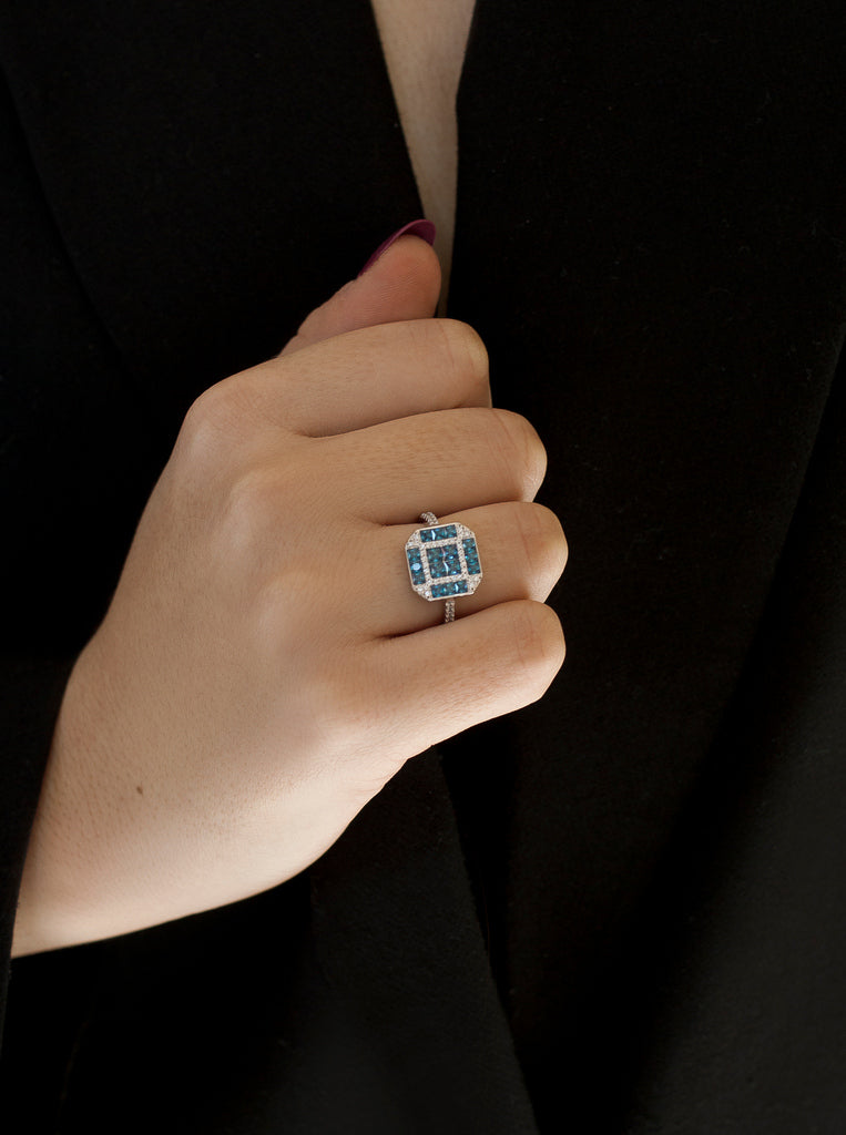 Anillo de plata con piedras azules y circonitas en aro fino