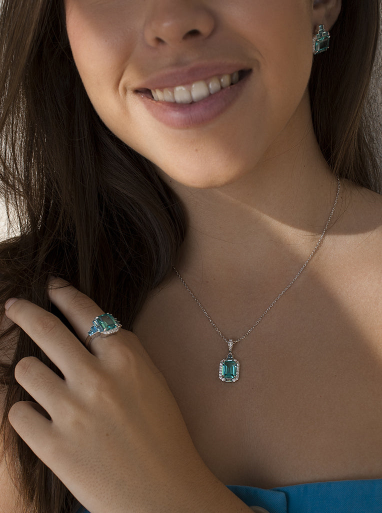 Colgante de plata con piedra verde y detalles azul claro