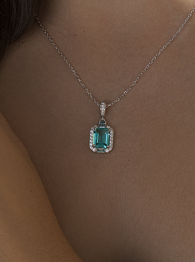 Colgante de plata con piedra verde y detalles azul claro
