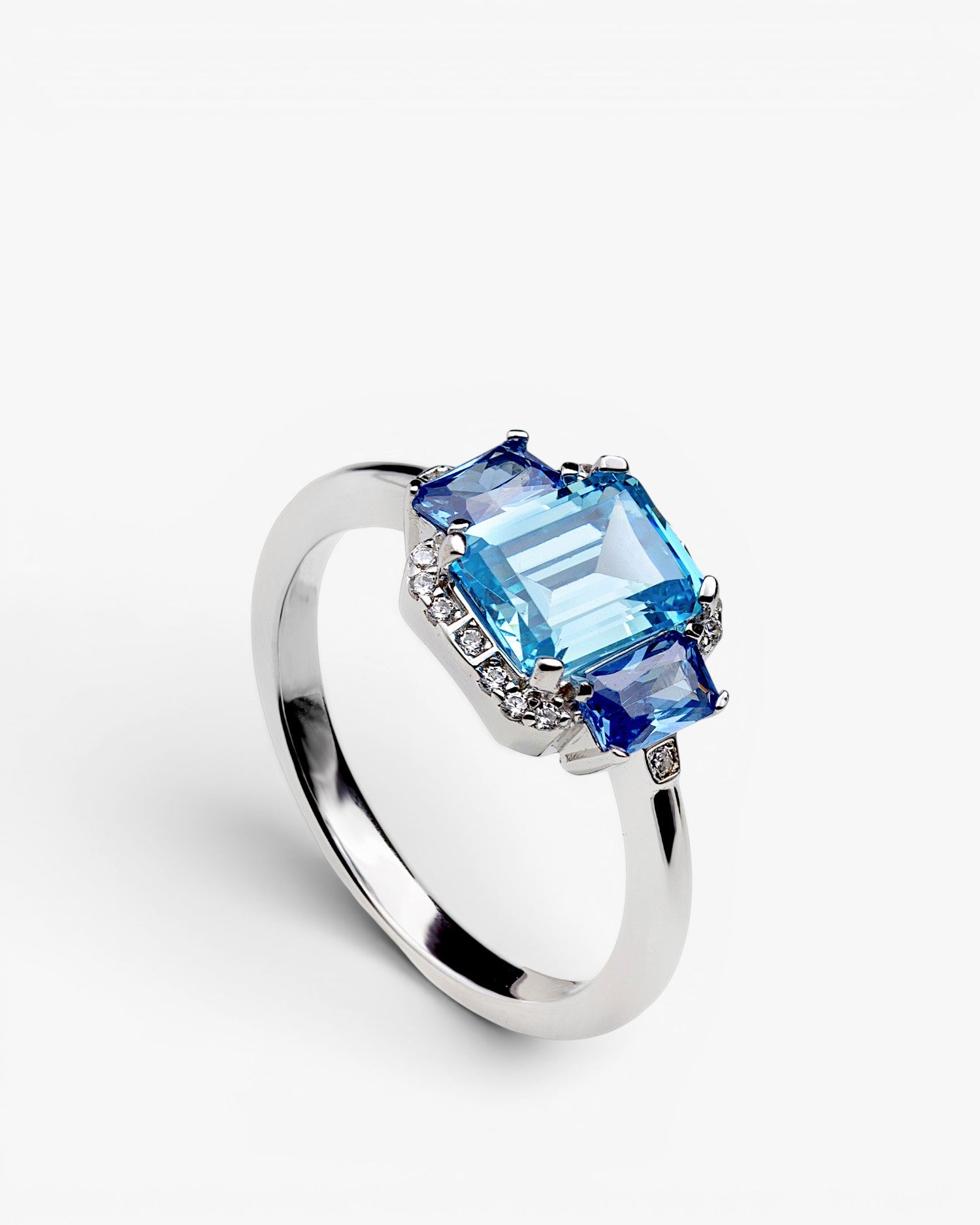 Anillo de plata con piedras azules talla esmeralda