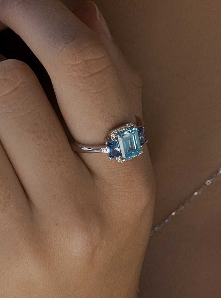 Anillo de plata con piedras azules talla esmeralda