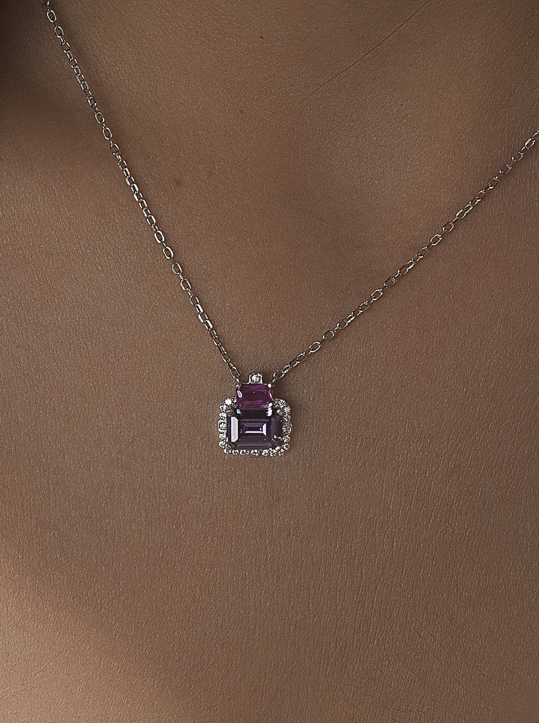 Colgante de plata con piedra lila y detalle fucsia