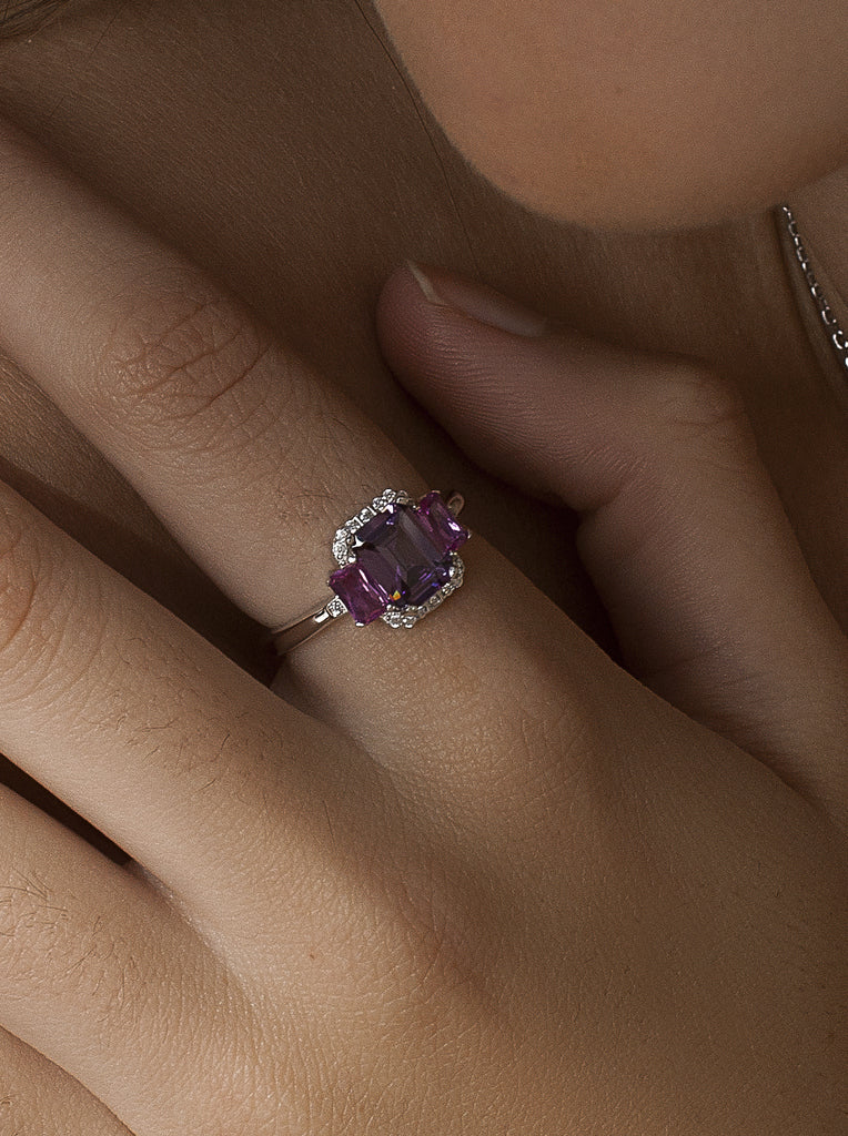 Anillo de plata con piedra lila y piedras fucsia