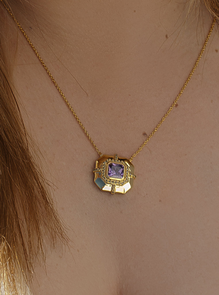 Collar con piedras tono amatista diseño geométrico en dorado