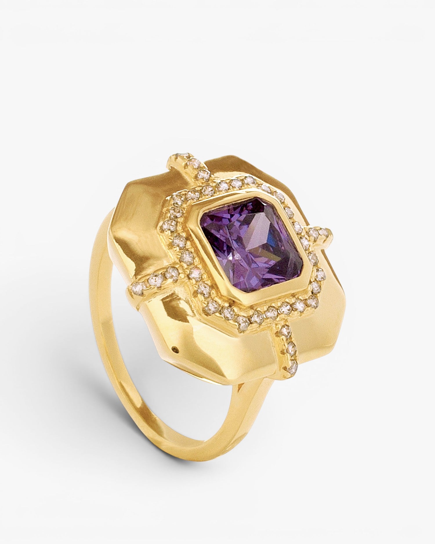 Anillo con piedras amatista y diseño cuadrado dorado