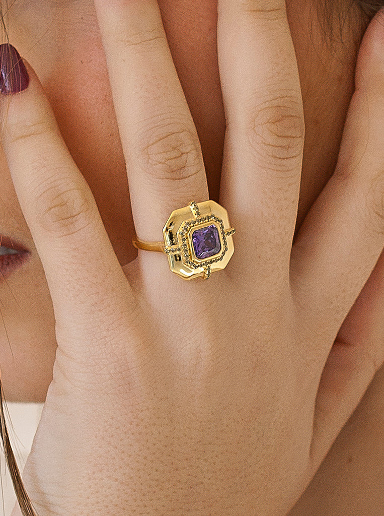 Anillo con piedras amatista y diseño cuadrado dorado