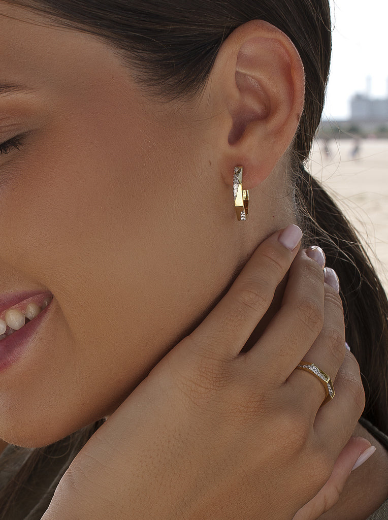 Boucles d'oreilles créoles géométriques dorées avec zircons cubiques