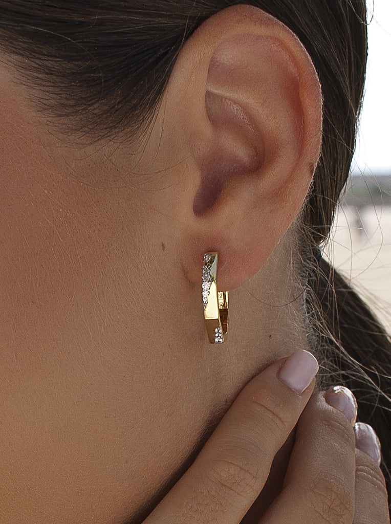 Boucles d'oreilles créoles géométriques dorées avec zircons cubiques