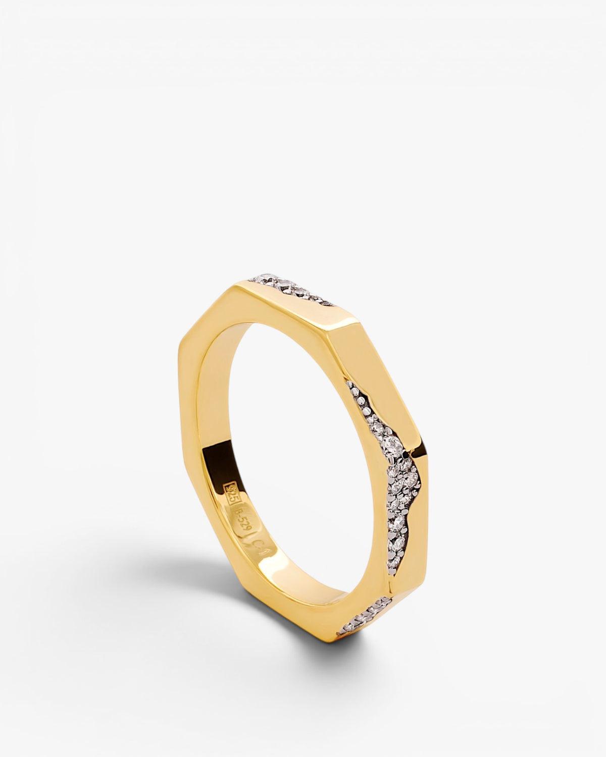 Bague géométrique dorée avec oxydes de zirconium
