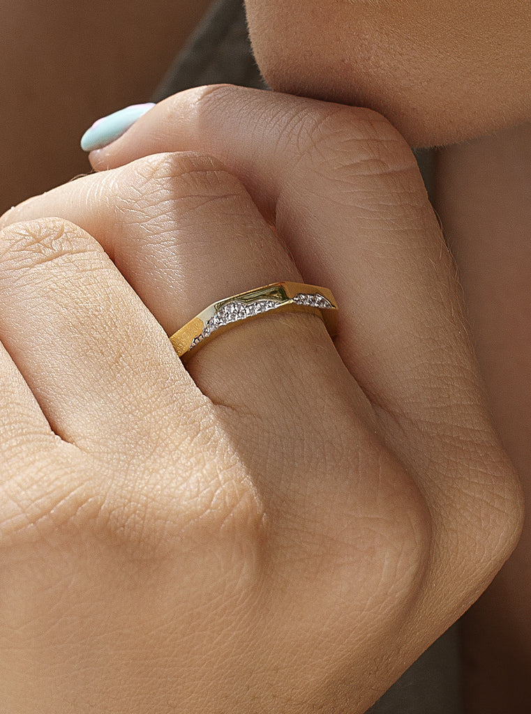Bague géométrique dorée avec oxydes de zirconium