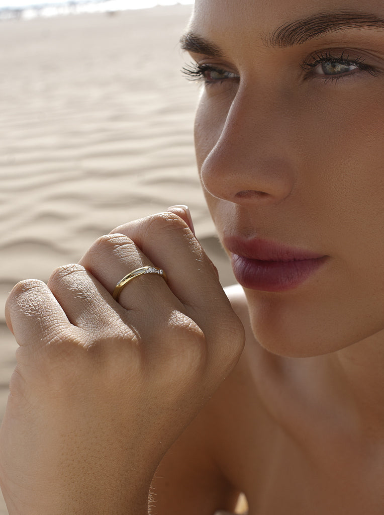 Bague dorée incurvée avec oxydes de zirconium