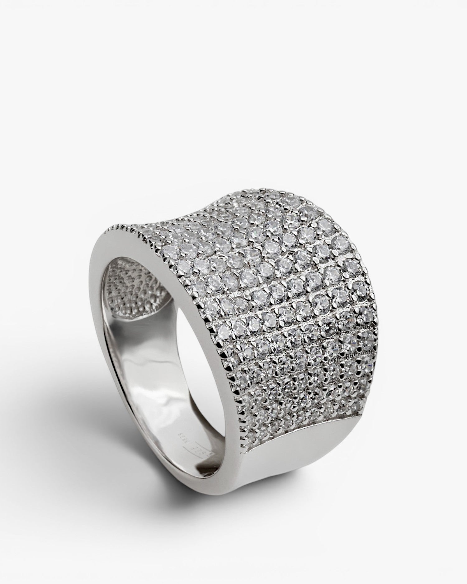 Anillo de plata ancho con circonitas brillantes