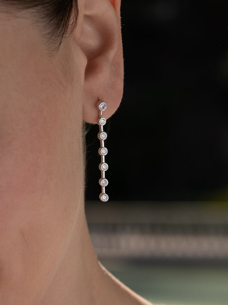 Longues et fines boucles d'oreilles en argent au design linéaire et ornées de zirconiums cubiques