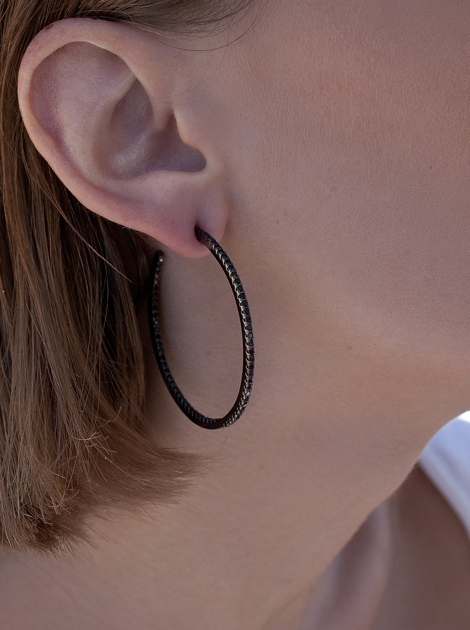 Pendientes aros grandes doble raíl de circonitas negras diseño cuadrado y baño de rutenio