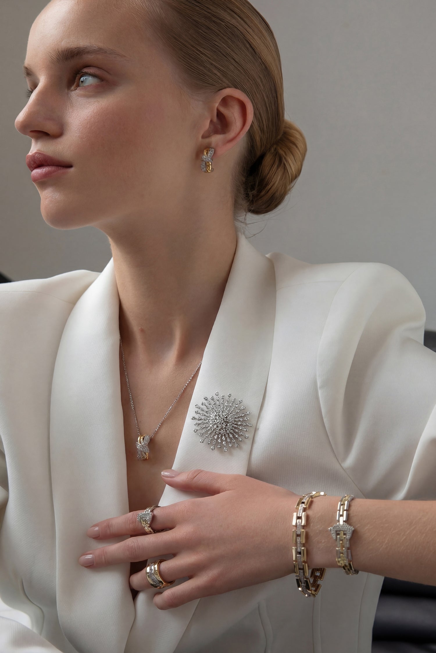 Broche de plata con diseño de estrella con circonitas