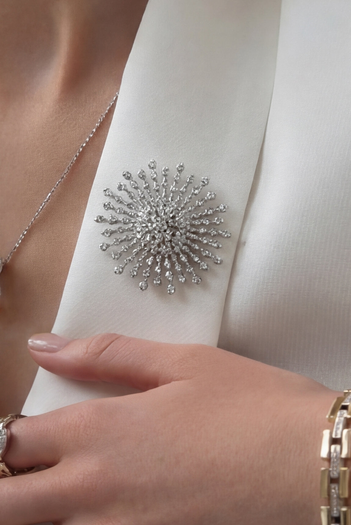 Silver brooch with design of star with zirconias