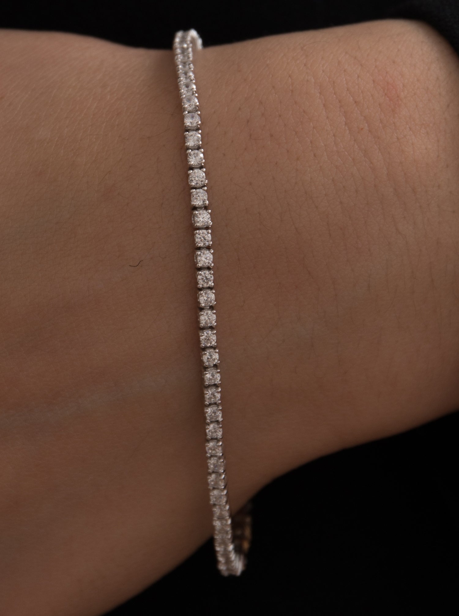 Pulsera riviere de plata diseño muy fino con circonitas