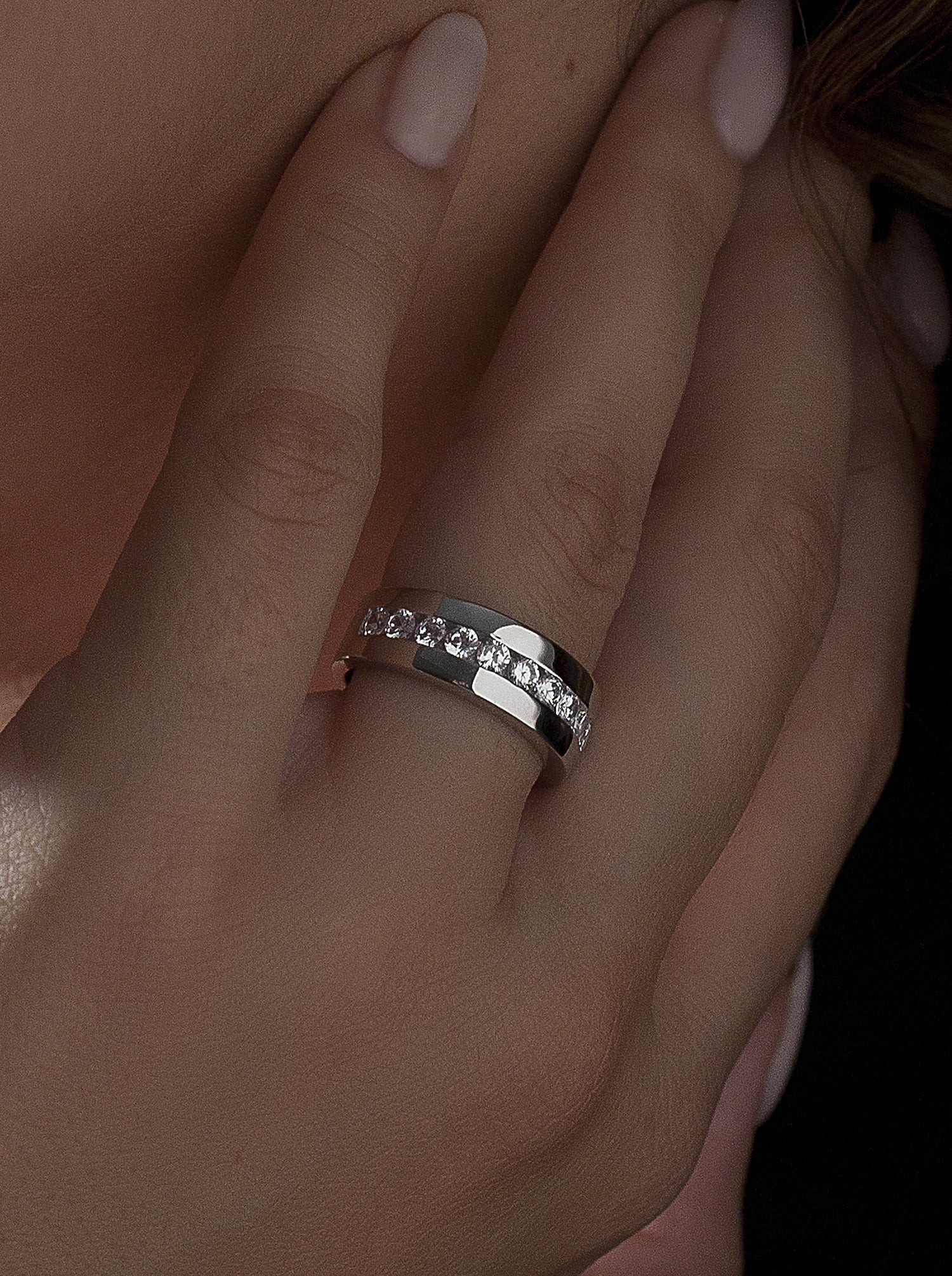Anillos circonitas diseño de tres carriles de plata lisa y circonitas