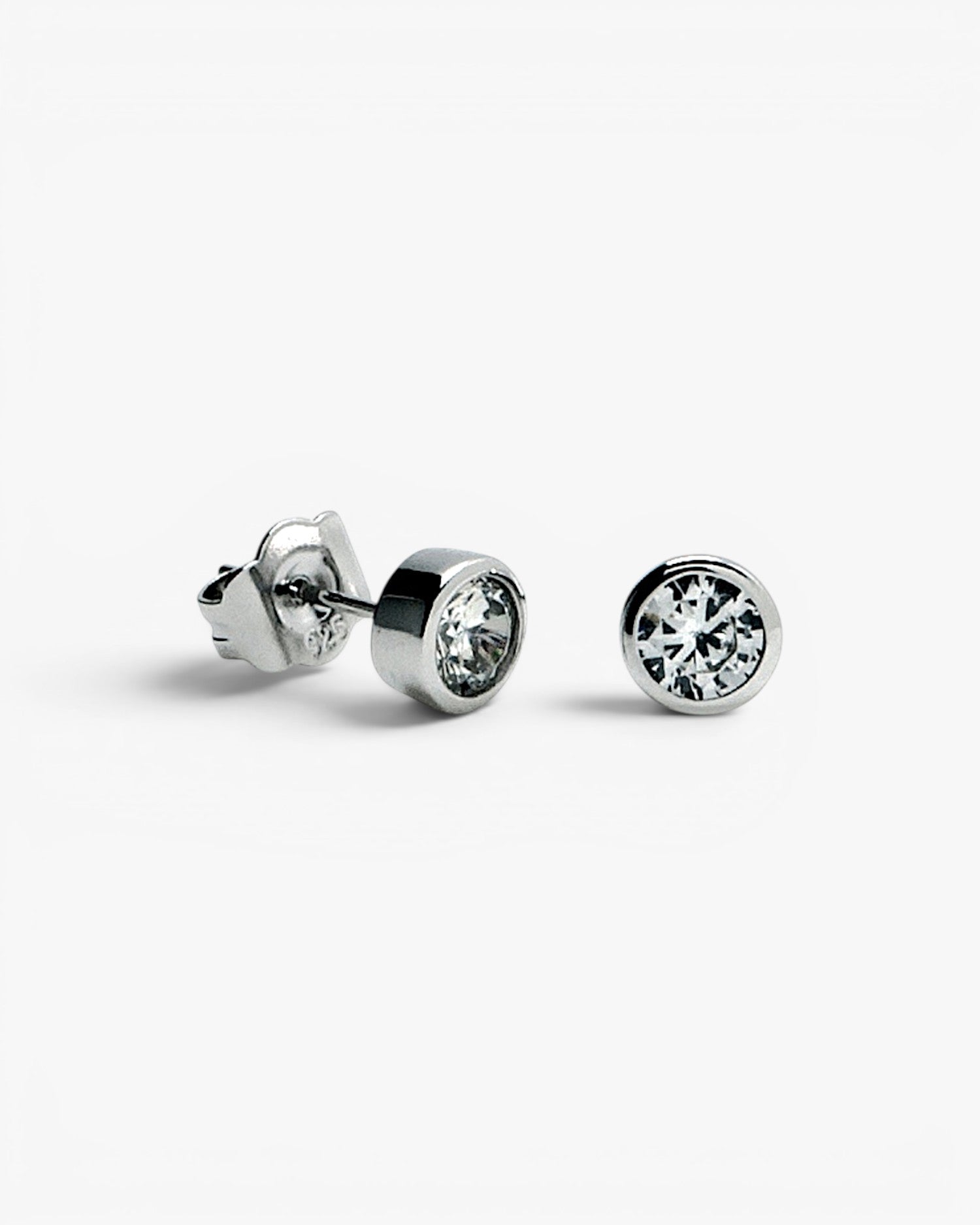 Pendientes botón diseño circular con circonita en plata lisa