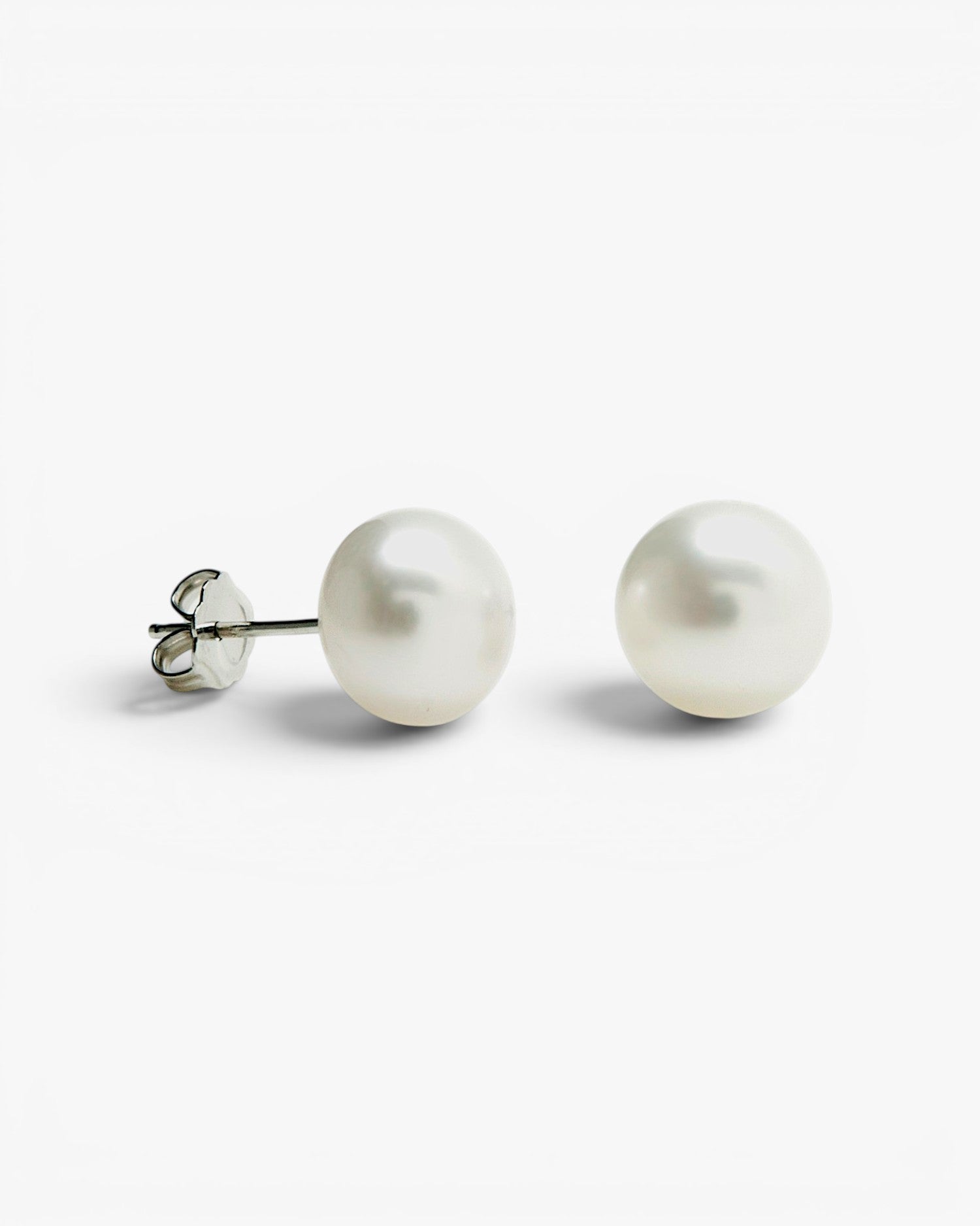 Small pearl earrings, round and classic design