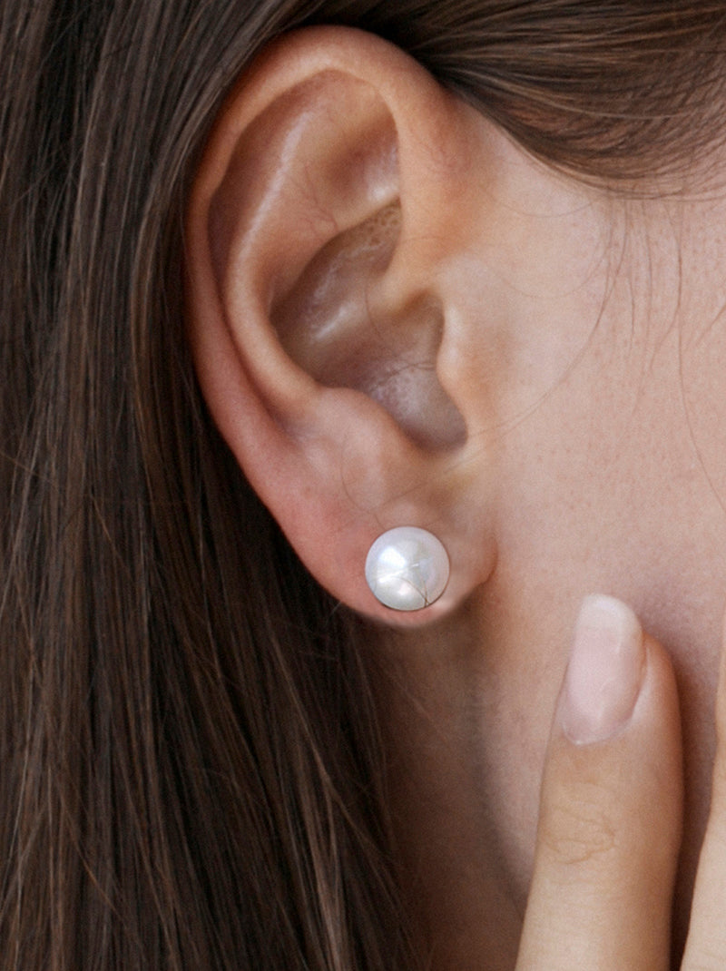 Small pearl earrings, round and classic design