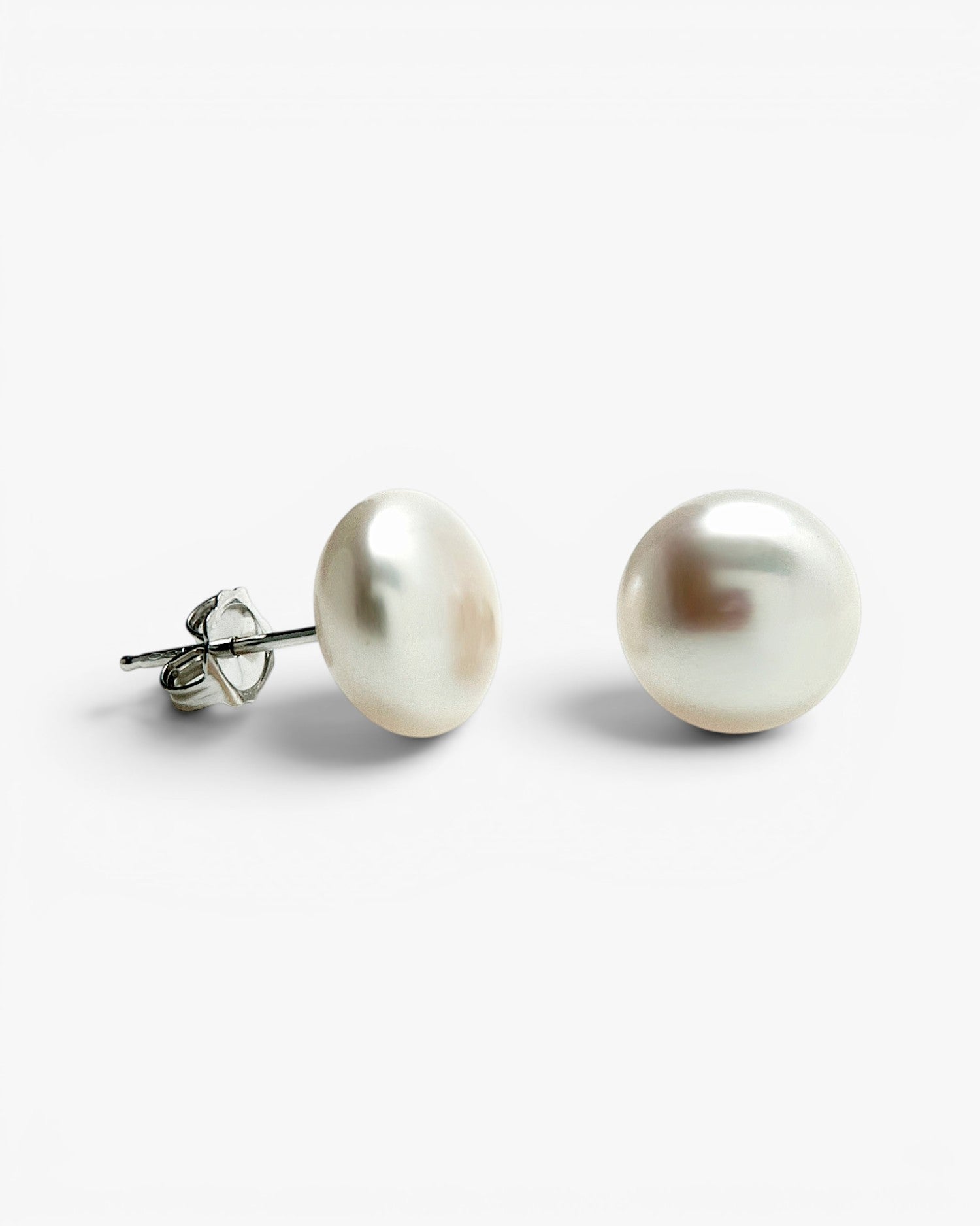 Pendientes perlas chatas pequeñas y clásicas
