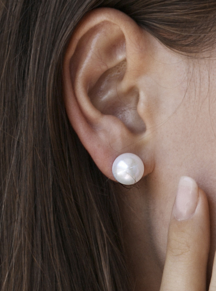 Pendientes perlas chatas pequeñas y clásicas