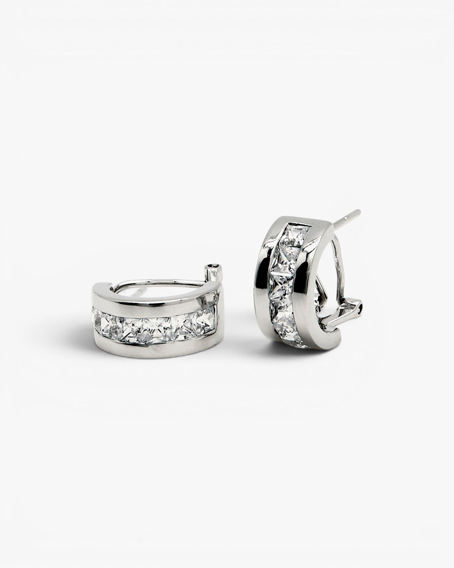 Pendientes cierre omega con circonita faceteada talla princesa