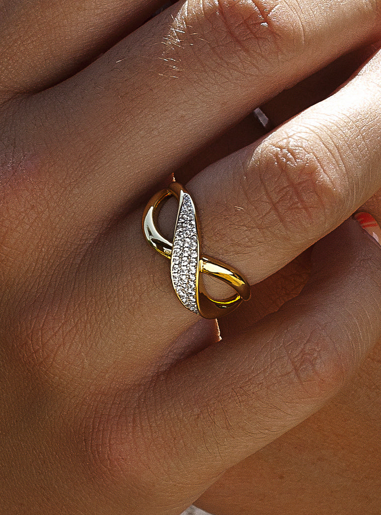 Anillo bicolor de plata con circonitas cruzado