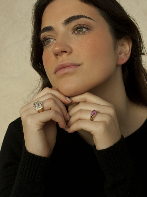 Anillo con piedras en forma oval en tono rosa y circonitas