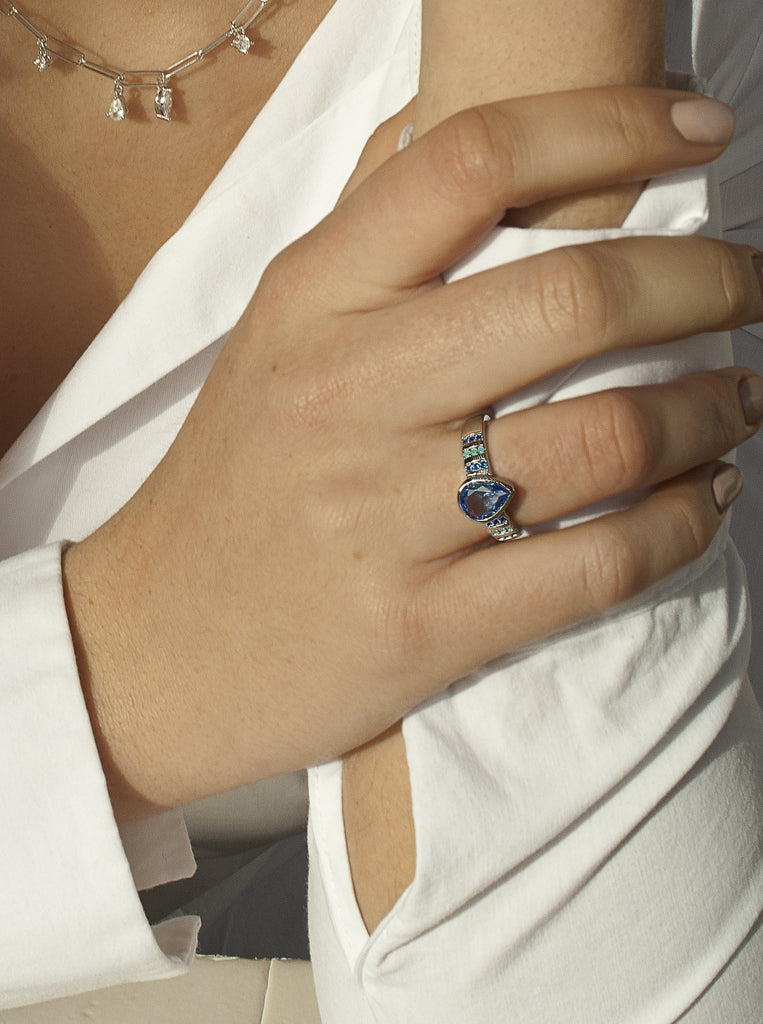 Anillo con piedras lágrima central y circonitas