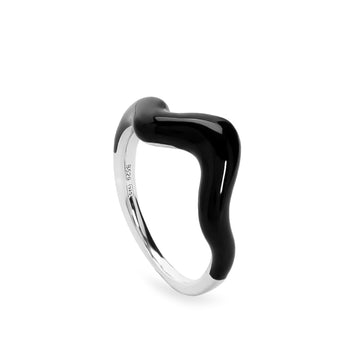 Anillo de diseño con forma ondulada y esmalte negro
