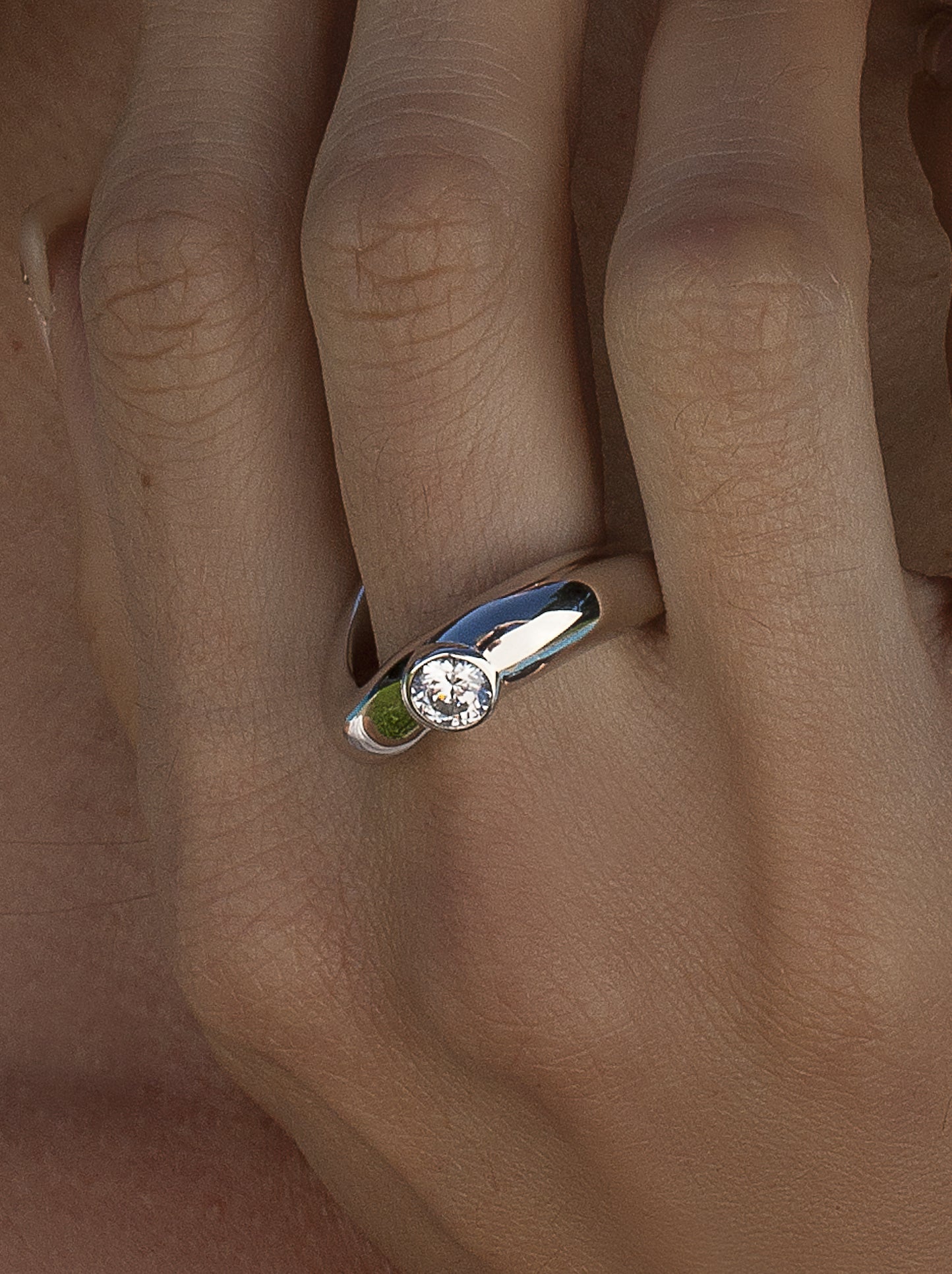 Anillo de plata con diseño orgánico y circonita