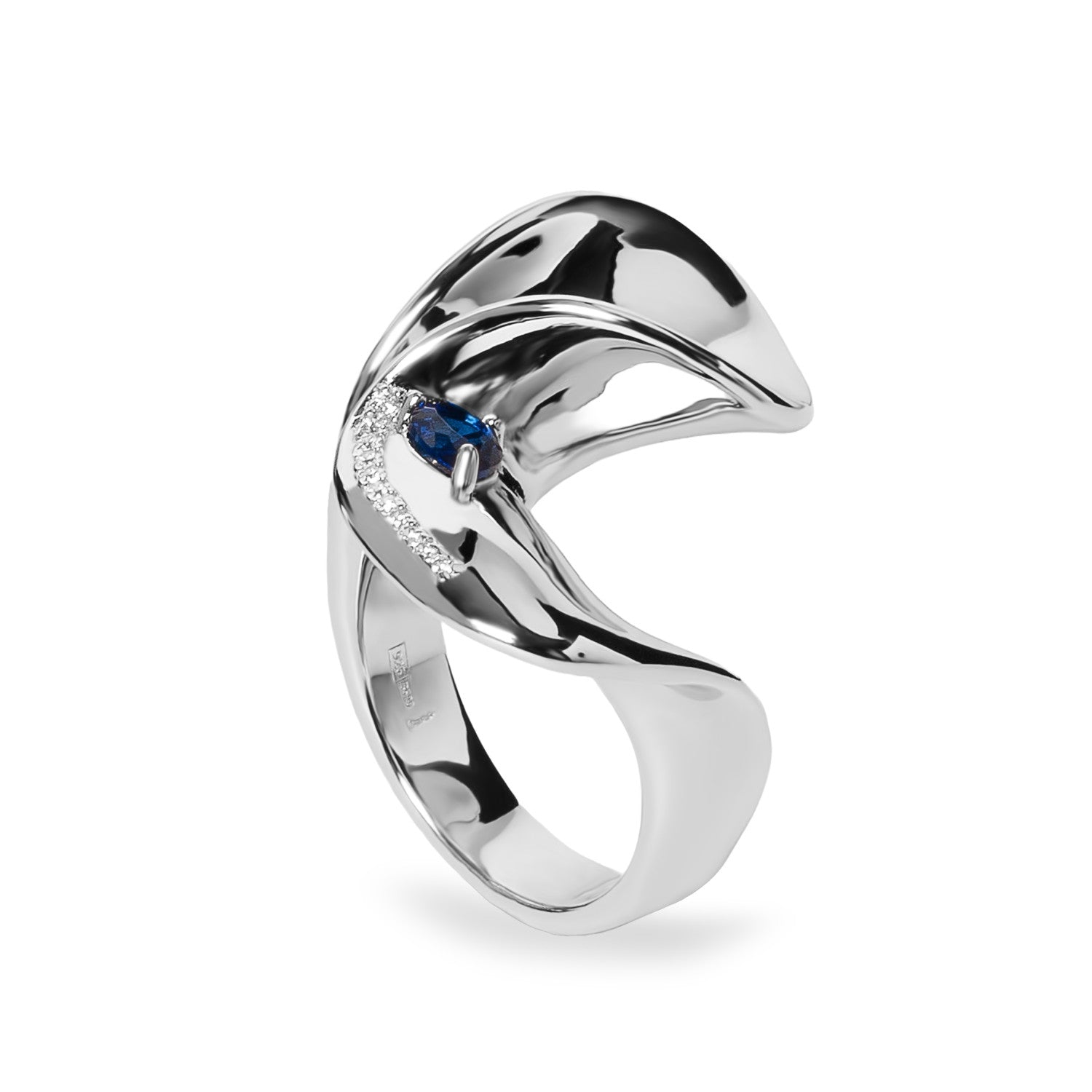 Anillo de plata con esmerals y diseño escultórico