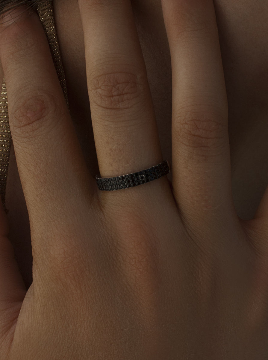 Anillo de plata con tres lineas de mini circonitas negras
