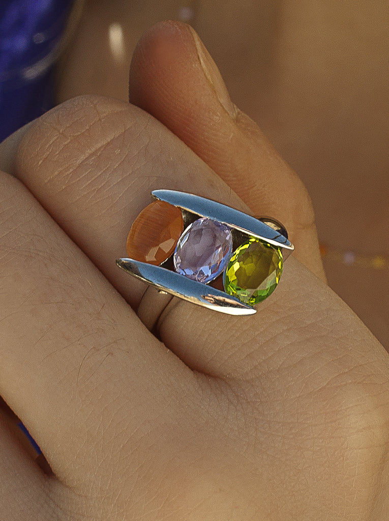 Anillo de plata con tres piedras en tono tierra-LINEARGENT