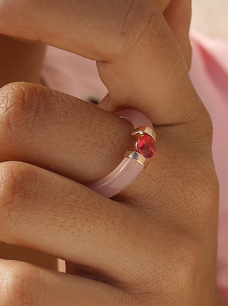 Anillo de plata diseño con detalle central de gema fucsia-LINEARGENT