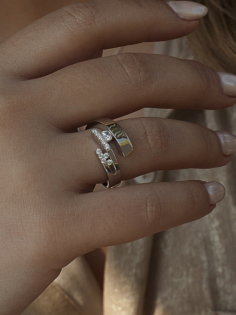 Anillo de plata diseño espiral con circonitas