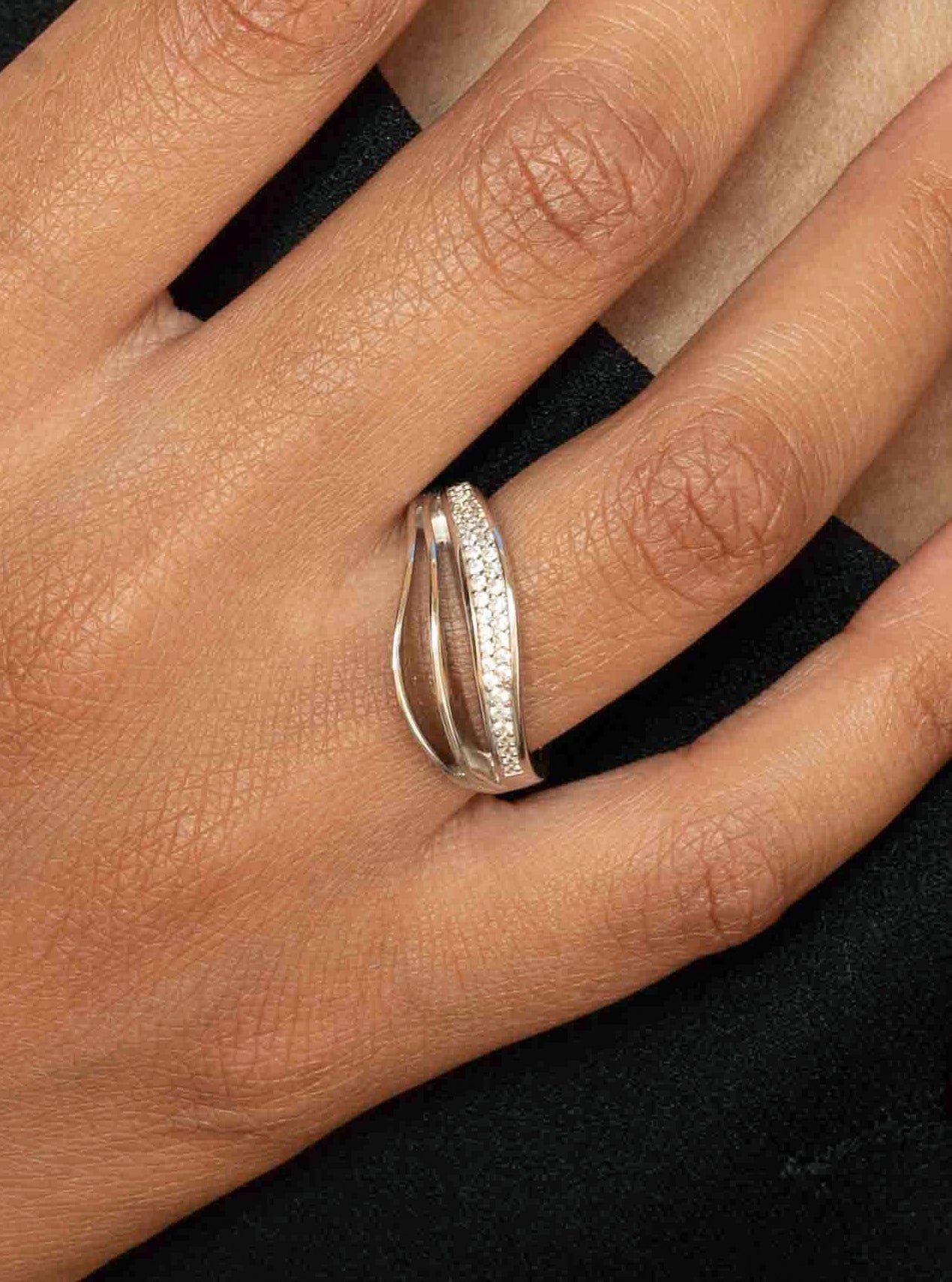 Anillo de plata ondas con circonitas
