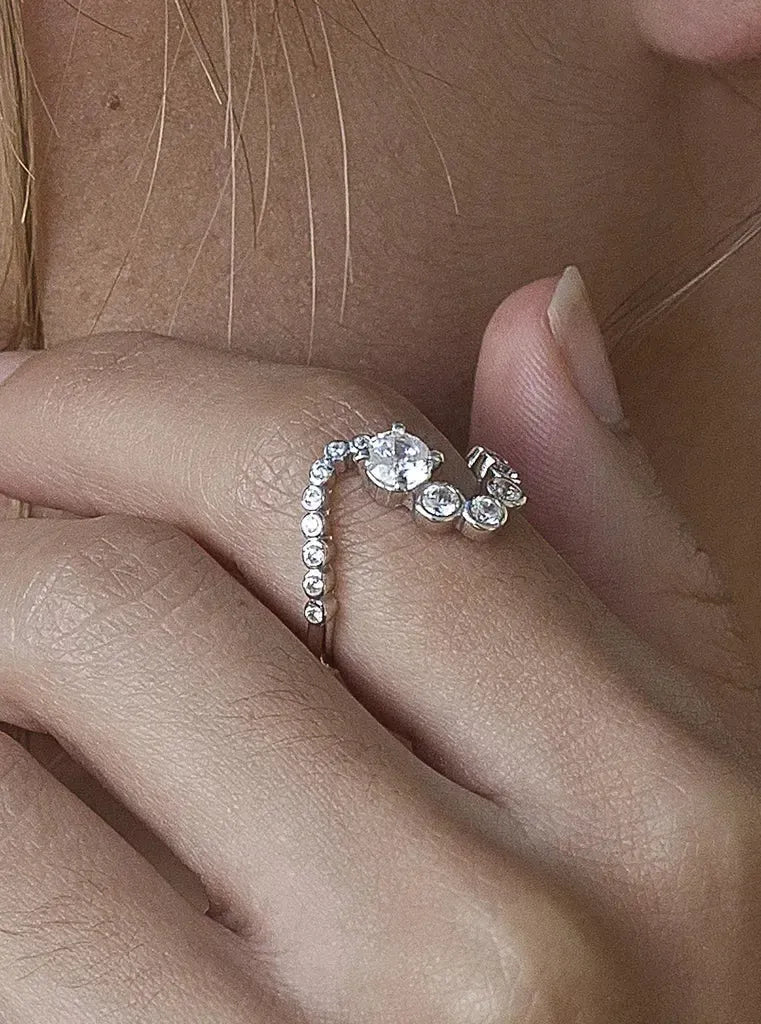 Anillo de plata ondulado con circonitas de diferentes medidas en su contorno-LINEARGENT