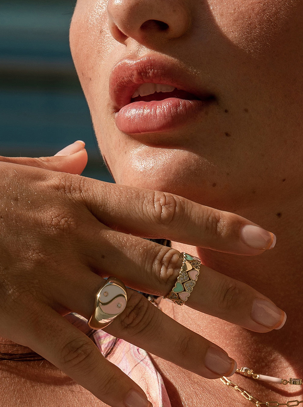 Anillo esmalte diseño de corazones en tono rosa y circonitas-LINEARGENT