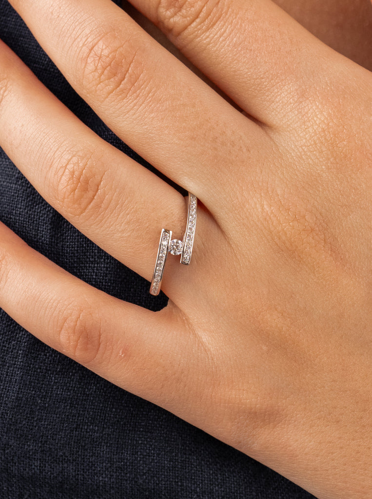 Anillo fino con circonitas de plata semiabierto-LINEARGENT