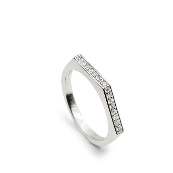 Anillo fino de plata con circonitas estilo triangular-LINEARGENT